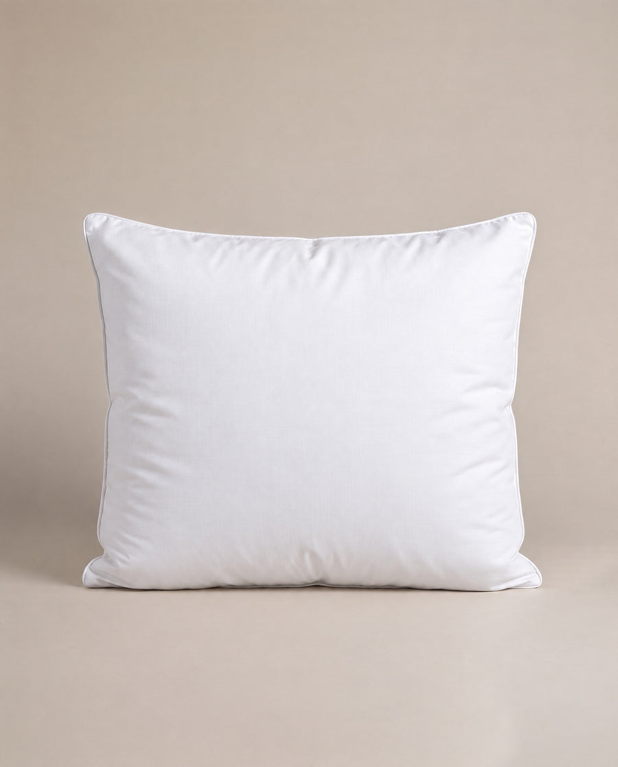 Hotellkudde 50×60, fyllig, allergivänlig fiber som reser sig igen, natt efter natt.