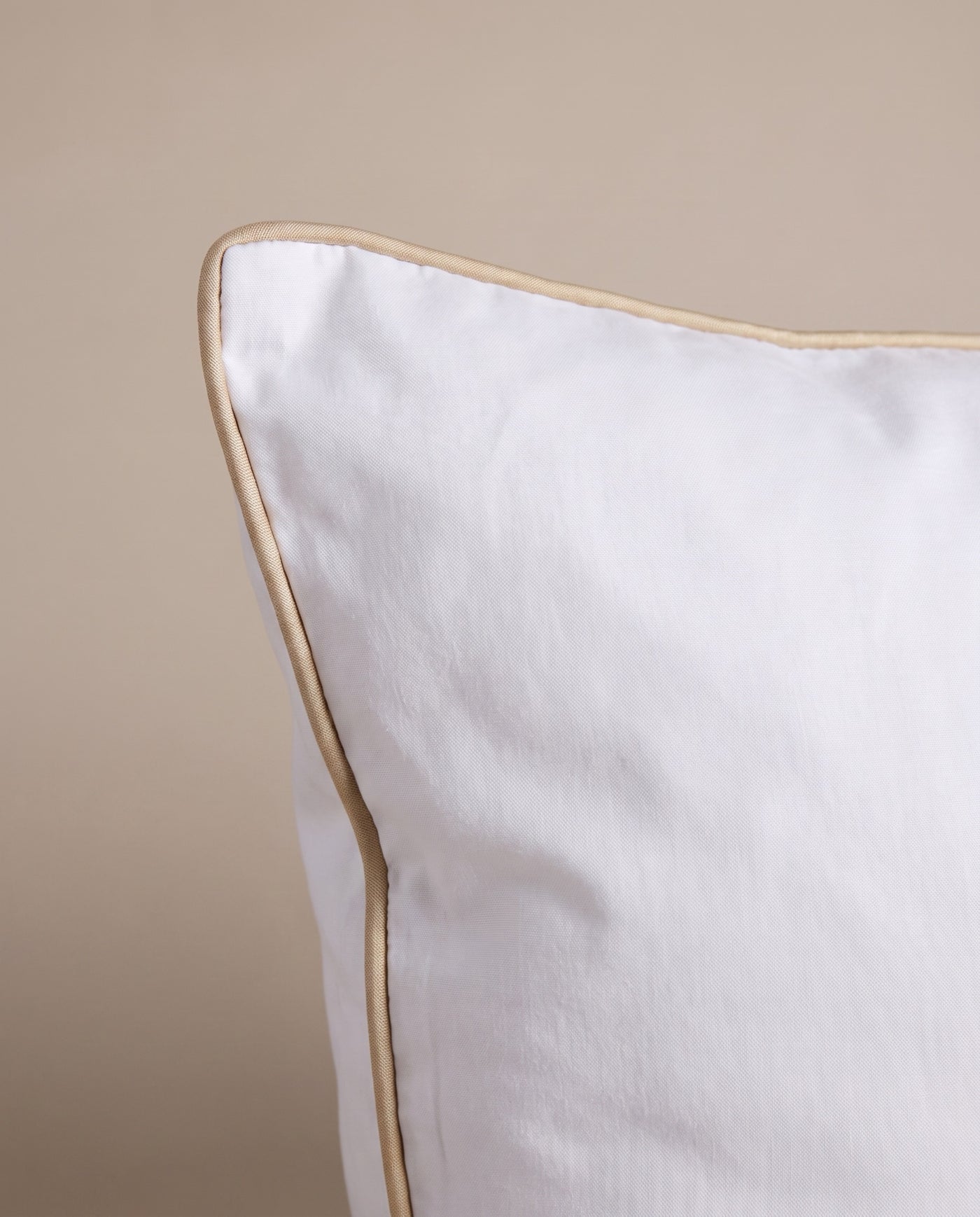 Sense of Satisfaction Dunkudde i vit bomull – detalj med kantband