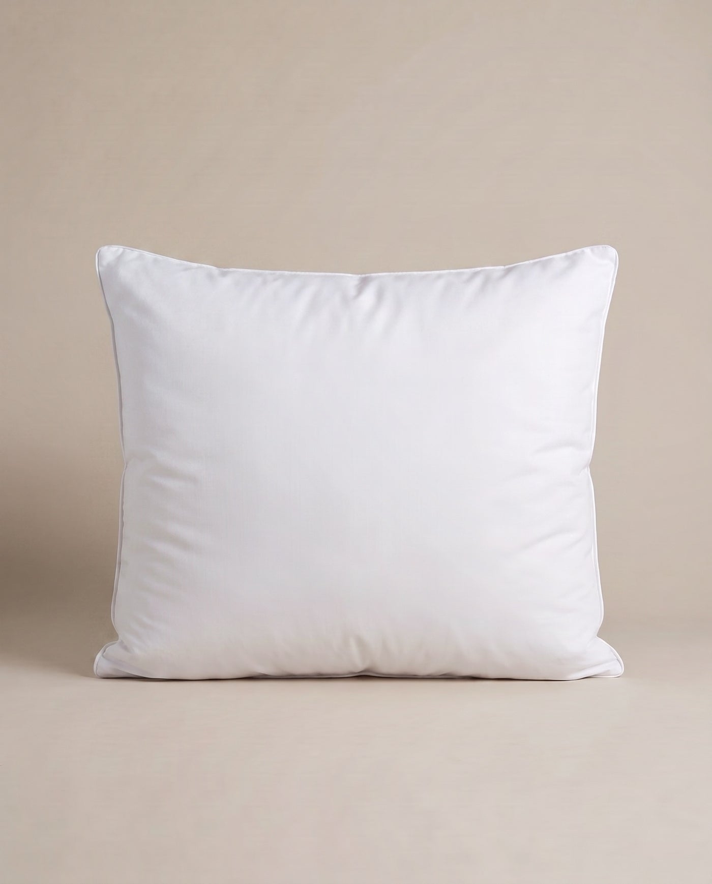 Hotel pillow 50×60 — plump, allergy-friendly fibre that rises again, night after night.