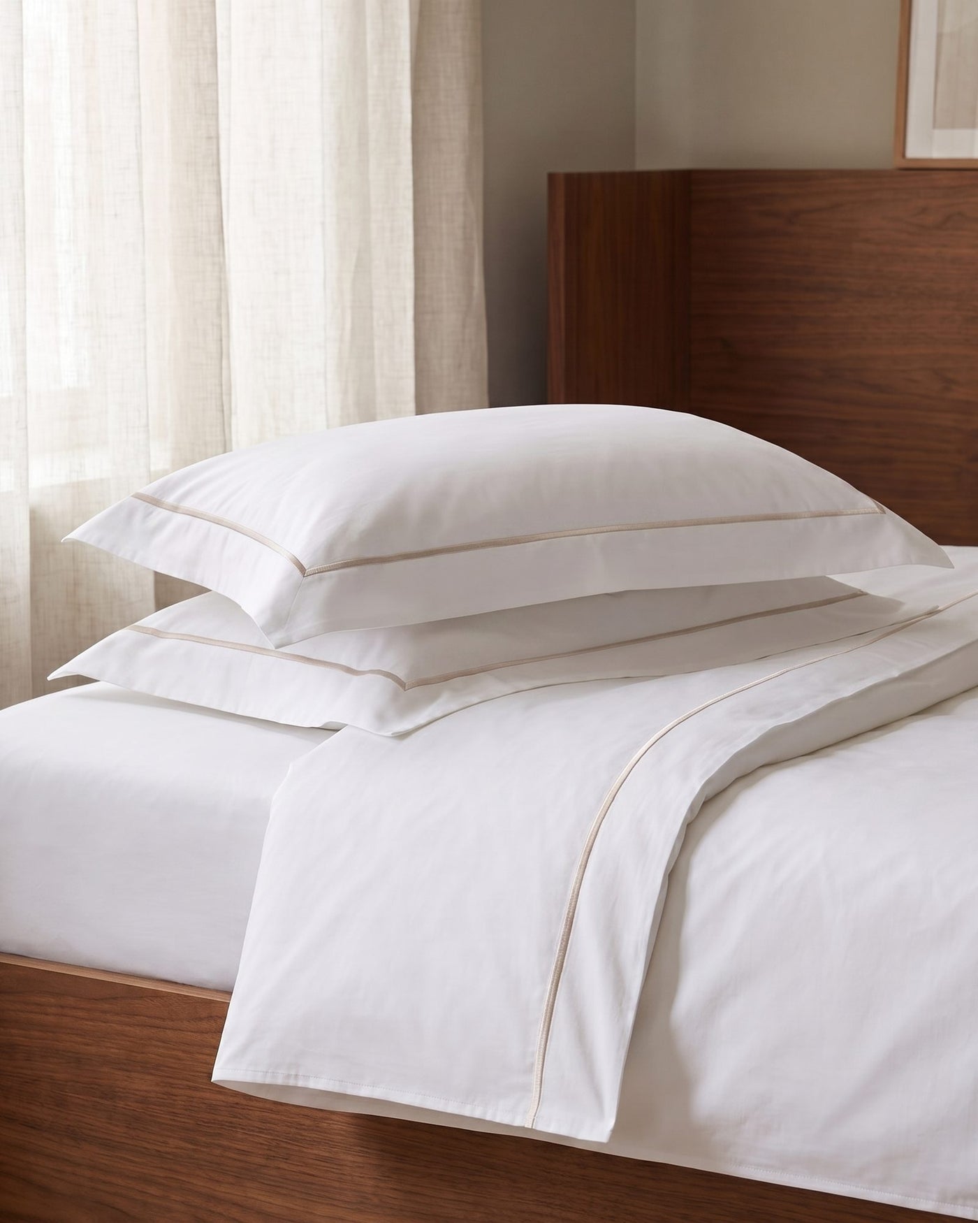 Ralph Bäddset White/Champagne – vit percale med champagnebroderad satinsöm