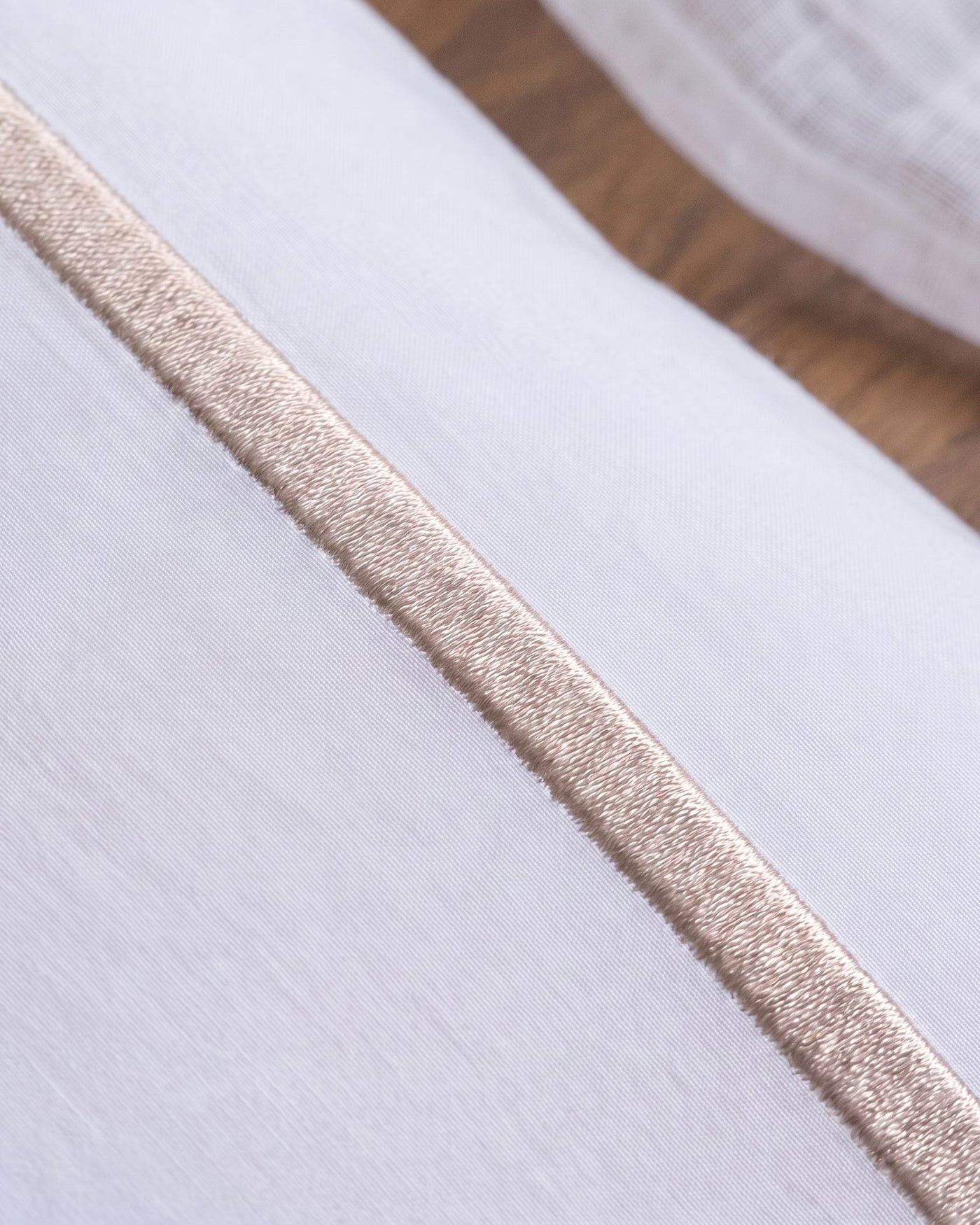 Ralph Bäddset White/Champagne – närbild champagnebroderad satinsöm