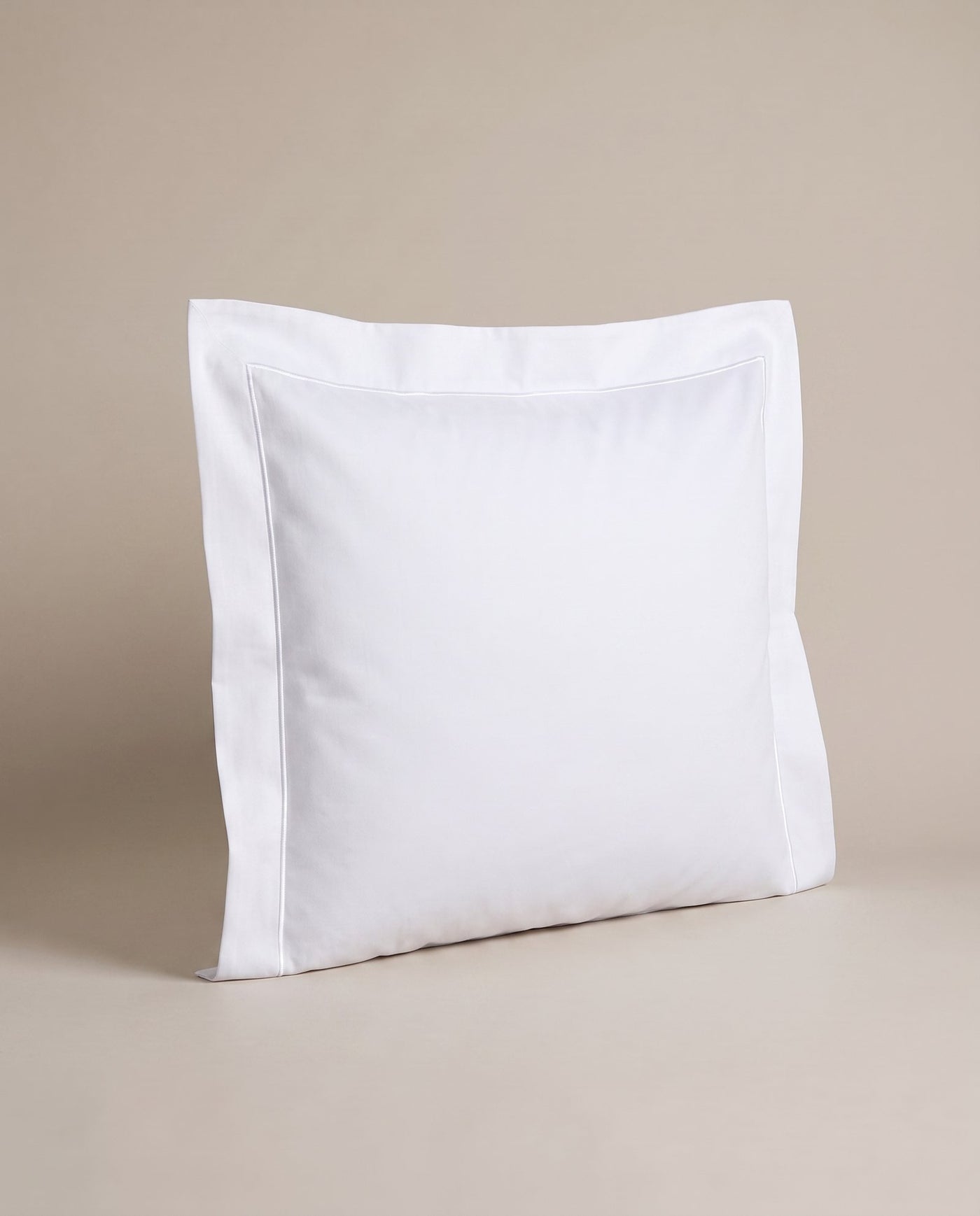 Ralph Örngott White – vit percale vit kant, vinkel