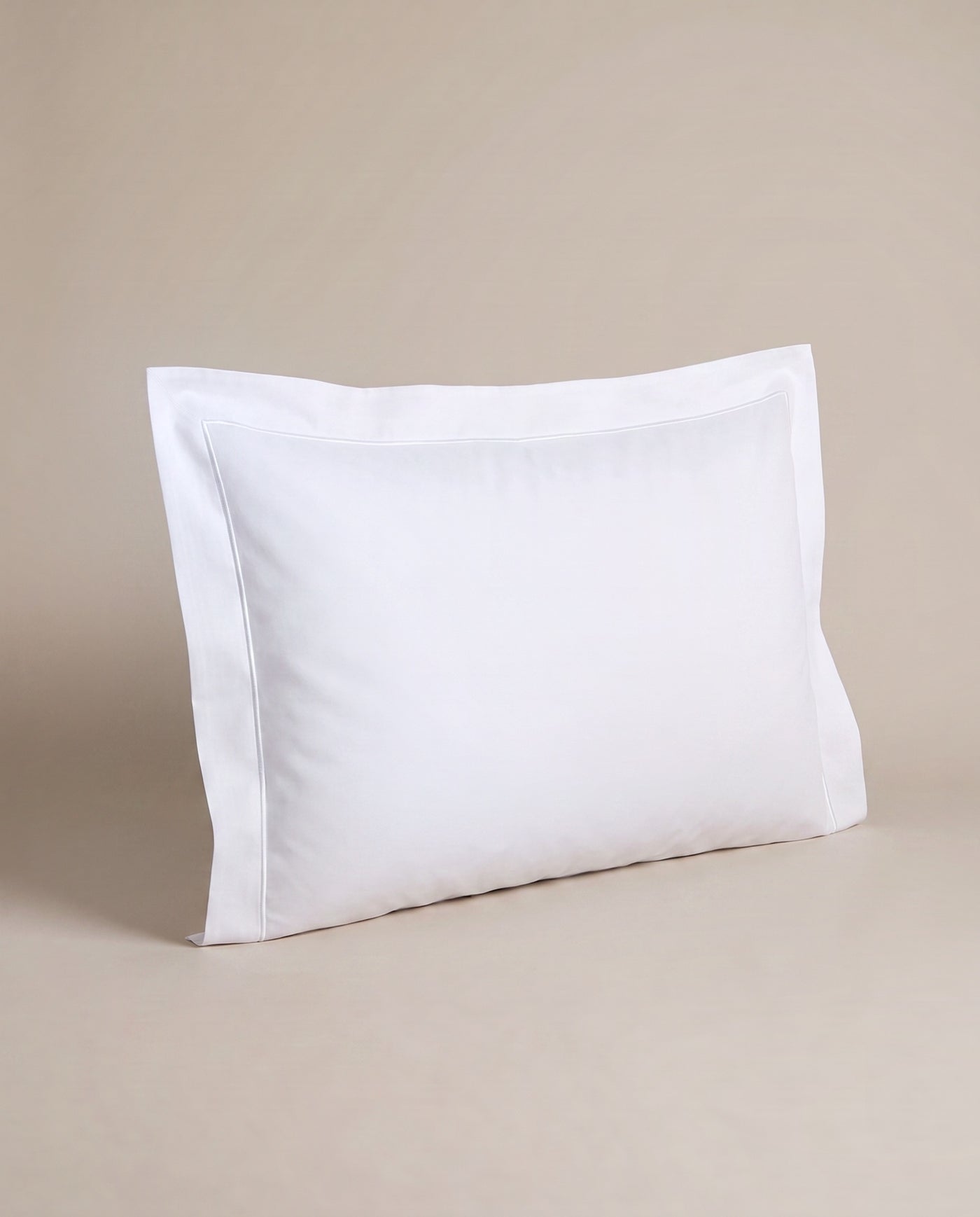 Vit percale 50×90 — i vinkel.